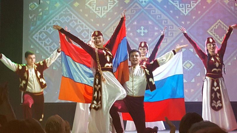 Файл:Танцевальный ансамбль «Звартноц» (Москва) 17.03.2017.jpg