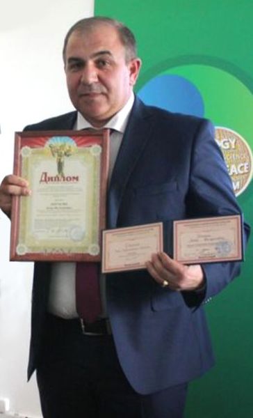 Файл:Погосян Акопик с наградой.jpg