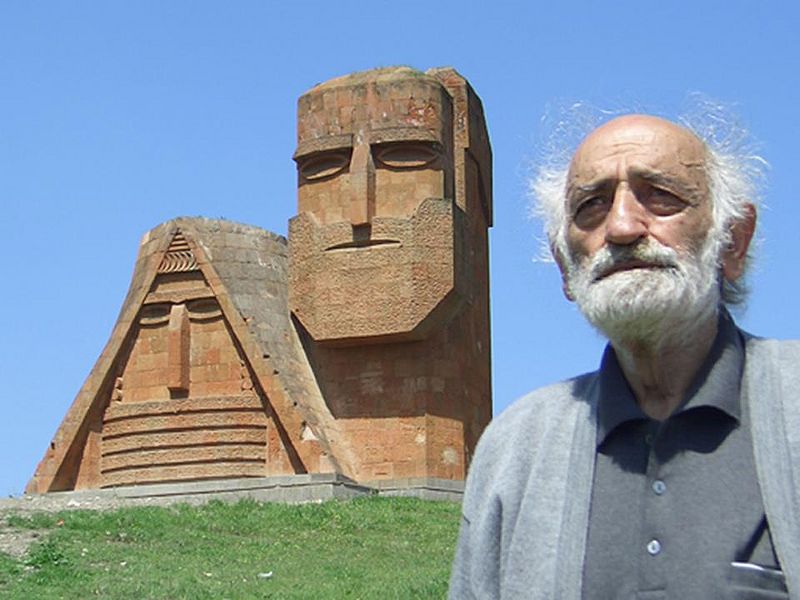 Файл:Сос Саркисян и горы.jpg