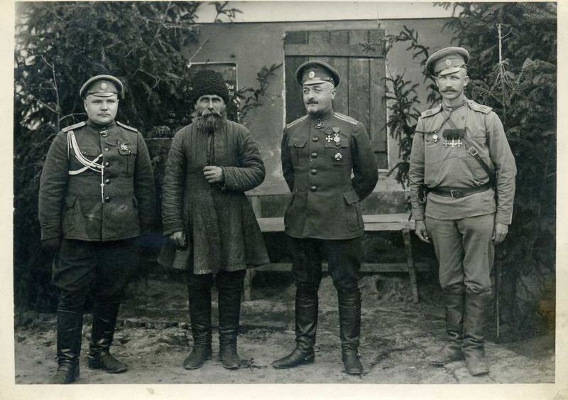 Файл:Сумбатов Георгий Николаевич второй справа.jpg