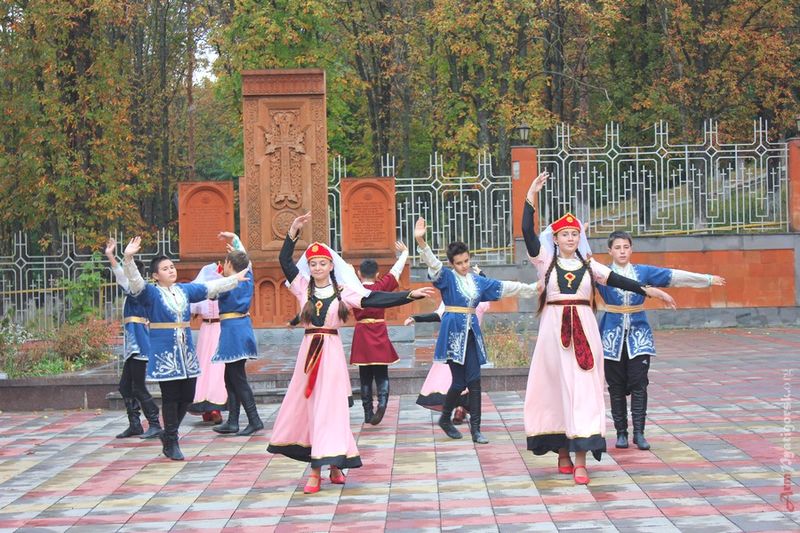 Файл:Флешмоб Кочари в Пятигорске (4).jpg