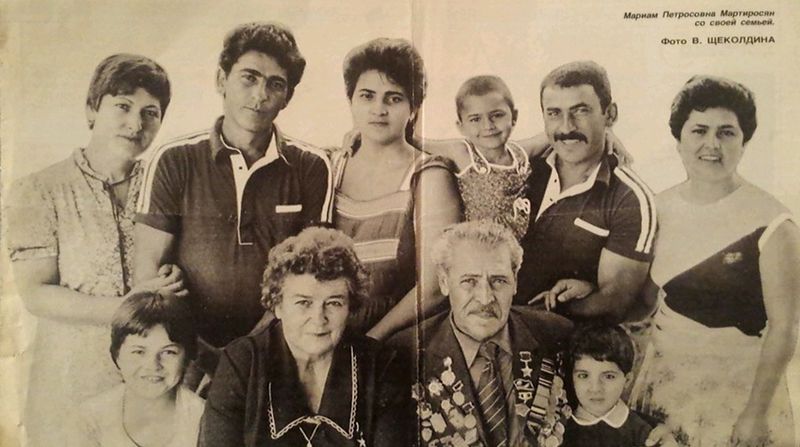 Файл:Мариам Мартиросян со своей семьёй.jpg