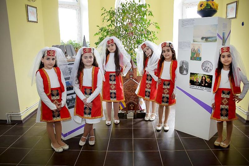 Файл:Танцевальный ансамбль «Киликия» (Владимир) 3.jpg