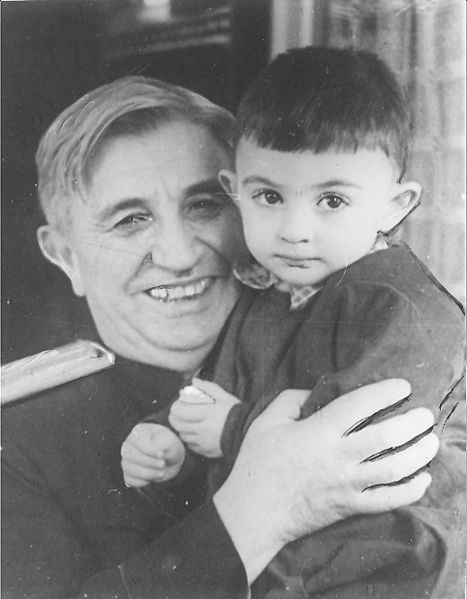 Файл:С сыном (1952).jpg