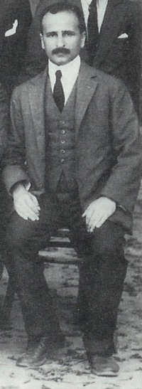 VAHRAM MANAVIAN.png