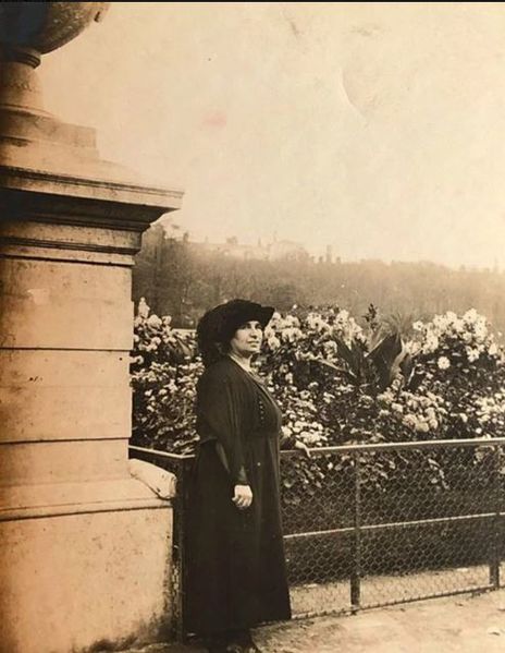 Файл:Маргарита Бабаян в Люксембургском саду.JPG