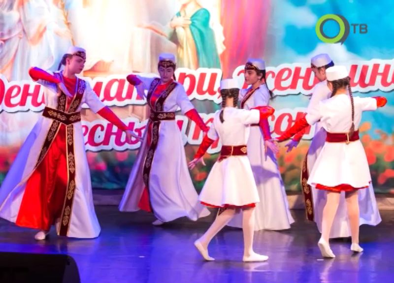 Файл:Ансамбль «Аракс» (Южно-Сахалинск) 2016 0.jpg