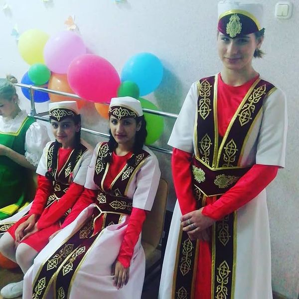 Файл:Ансамбль «Аракс» (Южно-Сахалинск) 2019-1.jpg
