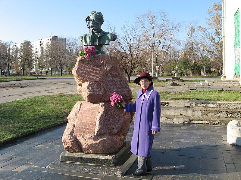 Файл:Пам.Патканяна2007 Хартавакян КС в сиренев.паль.jpg