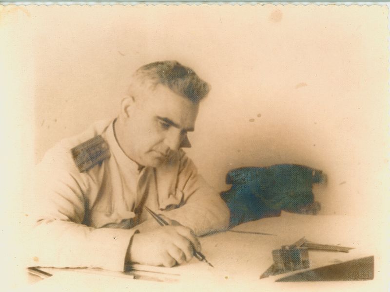 Файл:Саркисов М.С. в кабинете.jpg