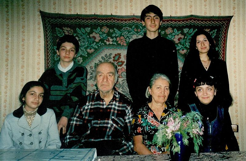 Файл:Барашян Т. Д. с внуками.jpg