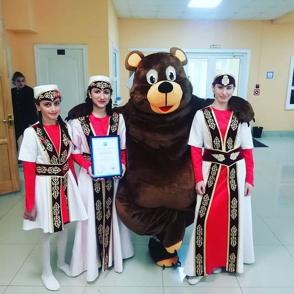 Файл:Ансамбль «Аракс» (Южно-Сахалинск) 2019-2.jpg