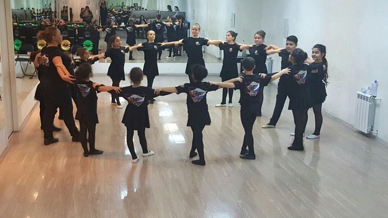 Файл:Танцевальный ансамбль «Звартноц» (Москва) 18.10.2016.jpg