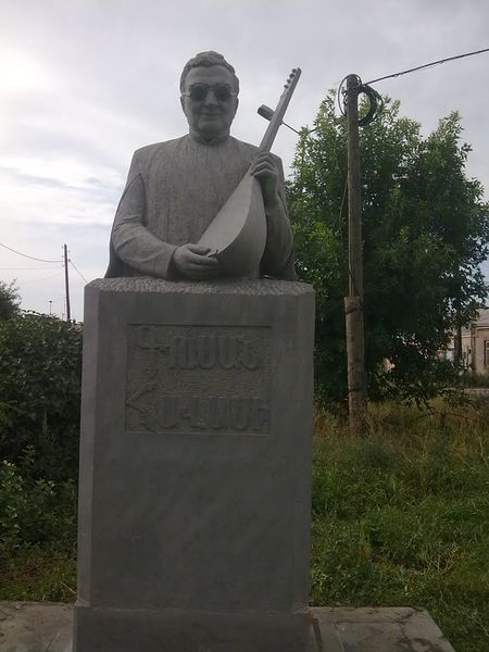 Файл:Памятник Гусан Аваси.jpg