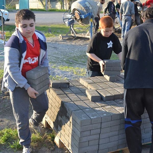Файл:Создание Армянском сквера Зеленокумска 3..jpg