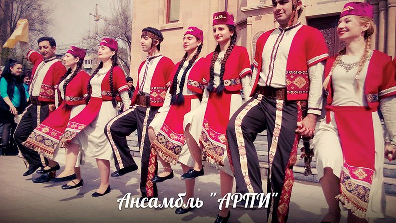 Файл:Ансамбль «Арпи» (Ростов-на-Дону) 04.11.2014.jpg