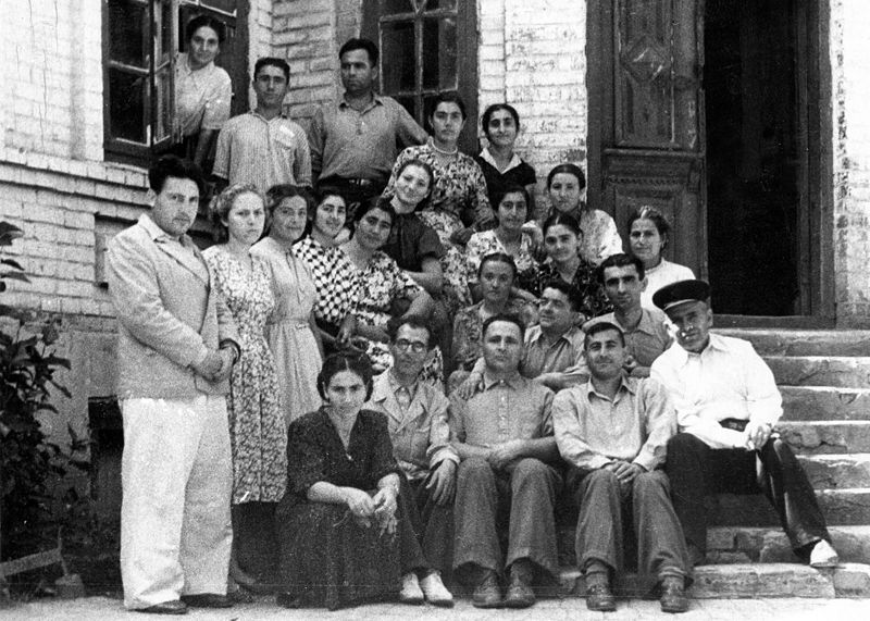 Файл:Поповян с типографскими рабочими.jpg