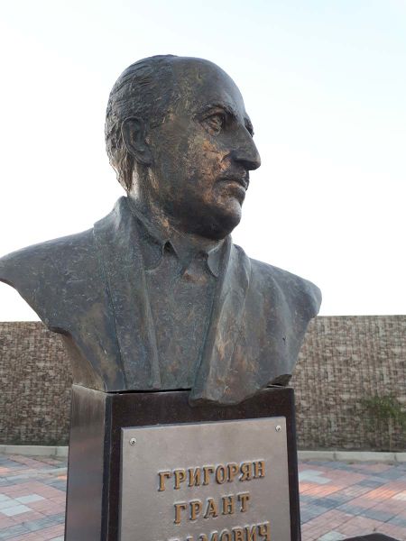 Файл:Бюст Гранта Григоряна (Якутск).jpeg