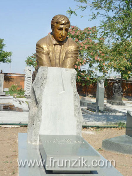 Файл:Памятник Фрунзику Мкртчяну в Ереване.jpg