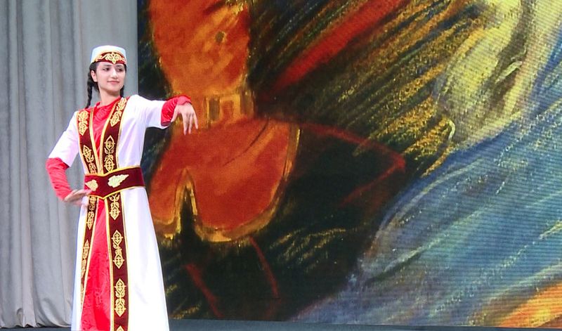 Файл:Ансамбль «Аракс» (Южно-Сахалинск) 2019.jpg